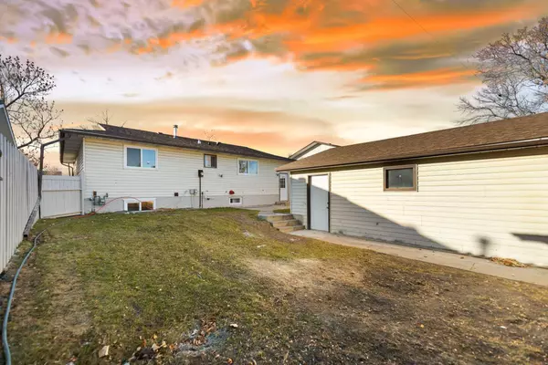 Calgary, AB T1Y 1X8,208 Whitehorn CRES NE