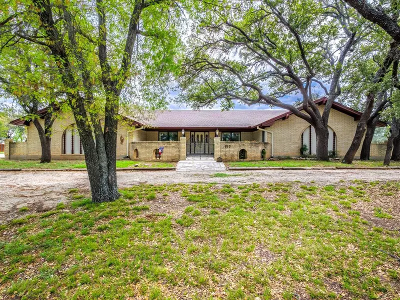 910 Deer Trail, Brownwood, TX 76801