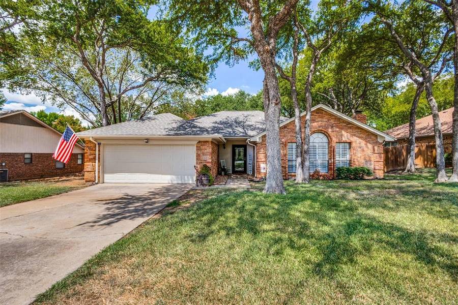 320 Heneretta Drive, Hurst, TX 76054