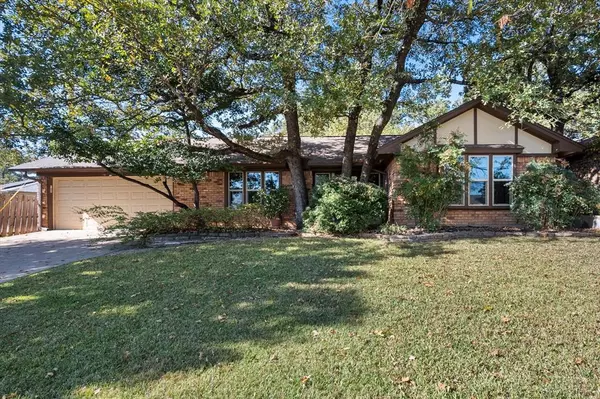 4910 Shady Springs Drive, Arlington, TX 76017