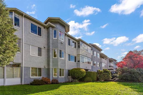 3931 Shelbourne St #305, Saanich, BC V8P 4H9