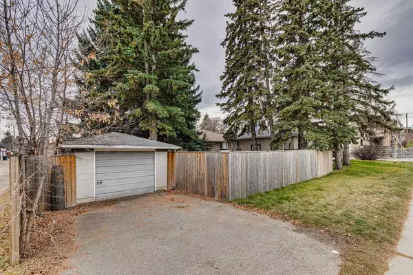 Calgary, AB T3E 3M6,3304 42 ST SW