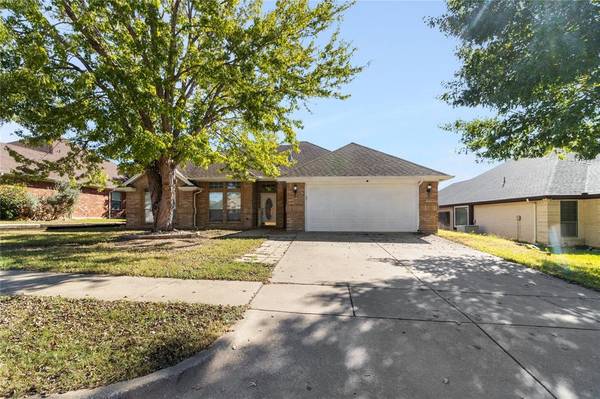 821 Sky Wood Court, Saginaw, TX 76179