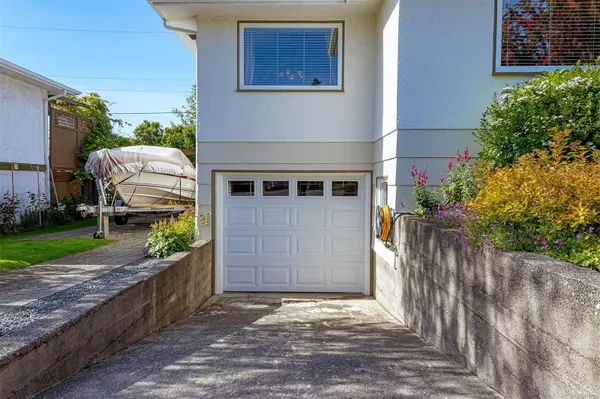 Oak Bay, BC V8R 3E3,2141 Neil St