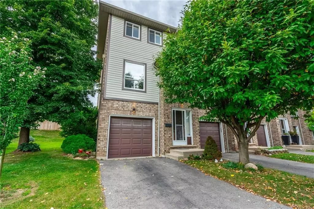 Hamilton, ON L9A 2S7,384 Limeridge RD E #11