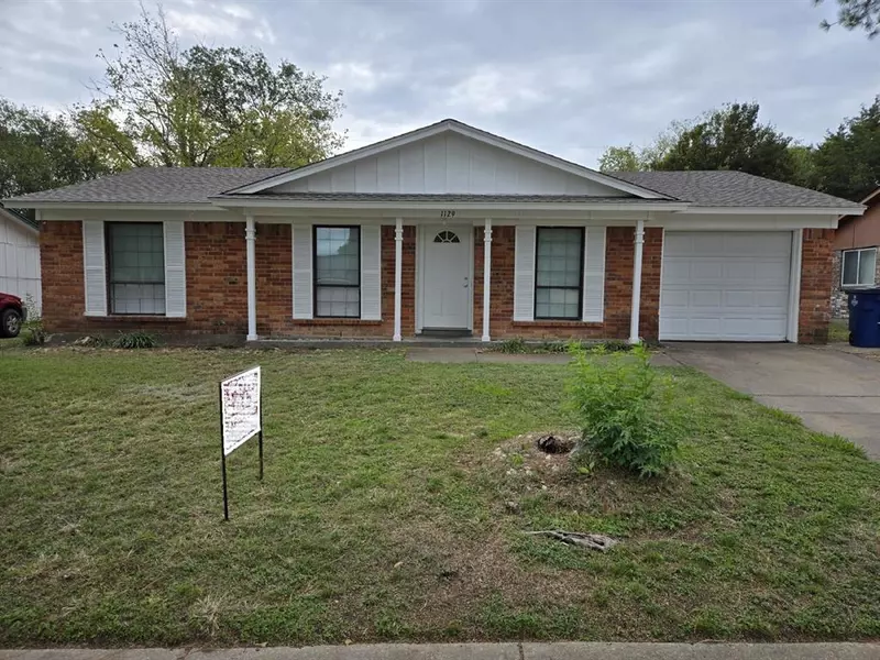 1129 Edgewood Street, Ennis, TX 75119