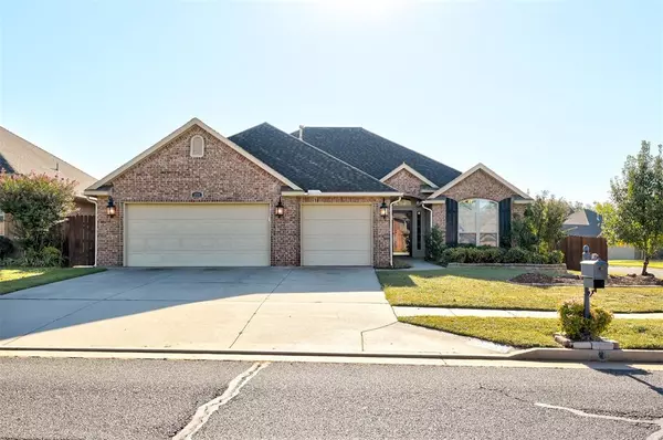 804 Ashwood Lane, Moore, OK 73160