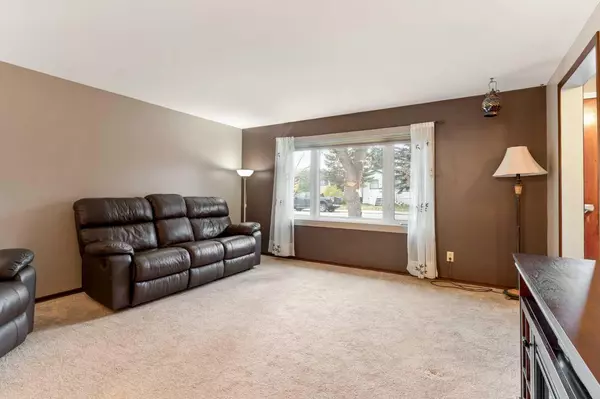 Calgary, AB T2V 0B2,526 52 AVE SW