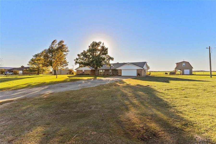 11441 N 2430 Road, Colony, OK 73021