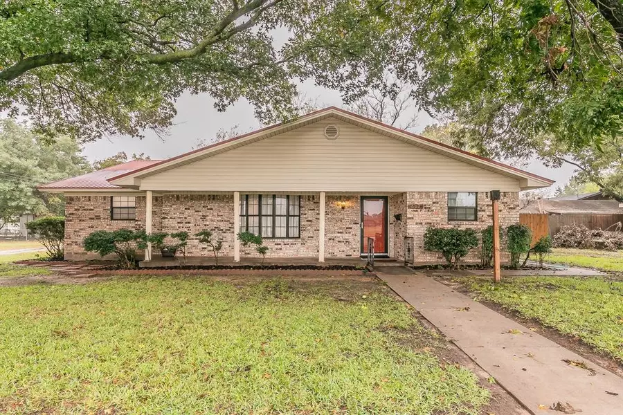 602 E Greenwood Avenue, Bowie, TX 76230