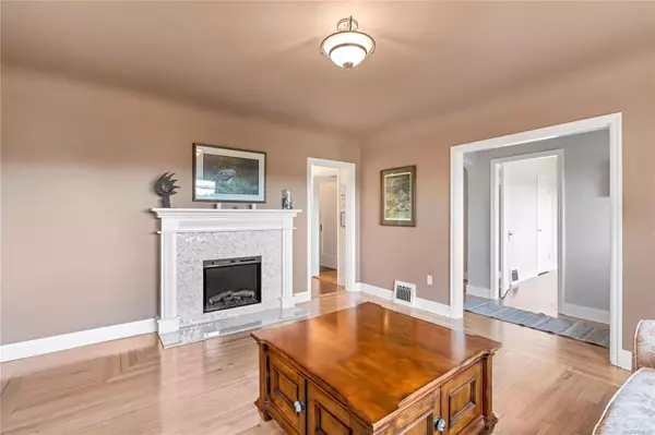 Saanich, BC V8Z 1N2,956 Burnside Rd W