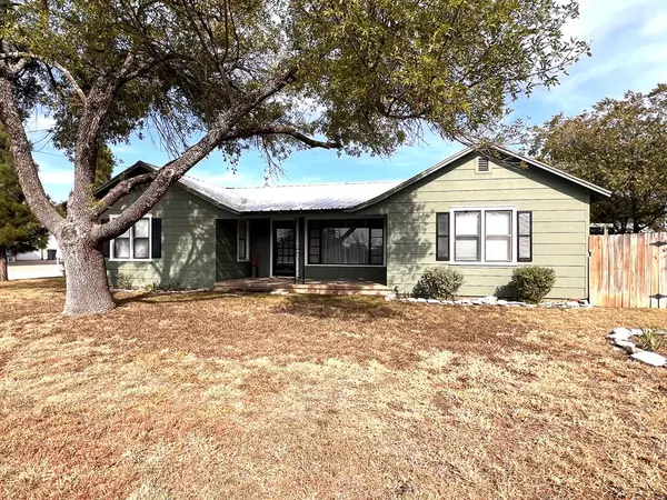 16 W Rochefort St, Eden, TX 76837