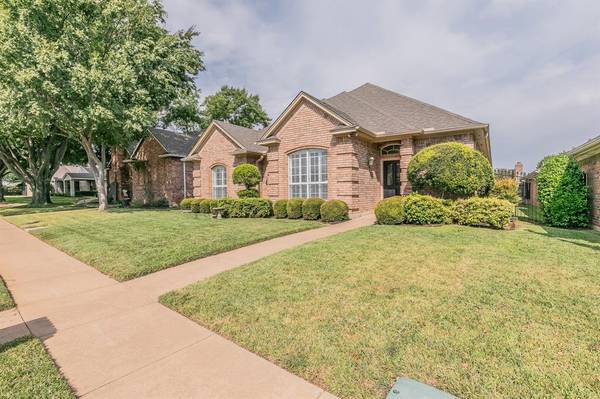 3205 Lake Oak Drive, Arlington, TX 76017