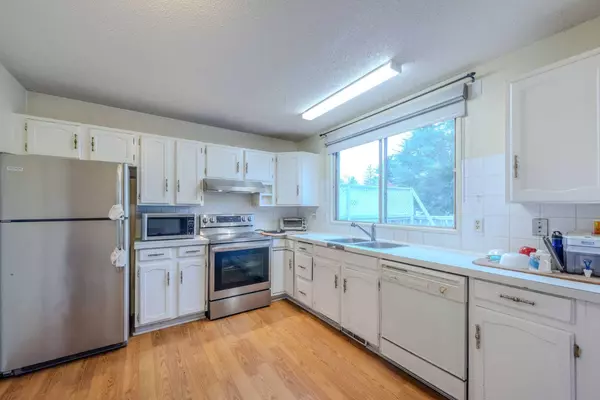 Calgary, AB T2A 5X8,544 Radley WAY Southeast