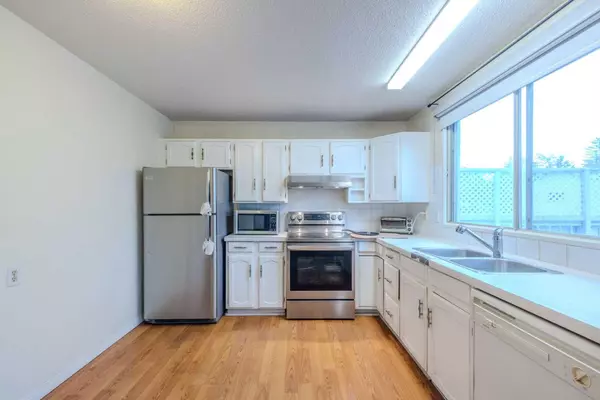 Calgary, AB T2A 5X8,544 Radley WAY Southeast