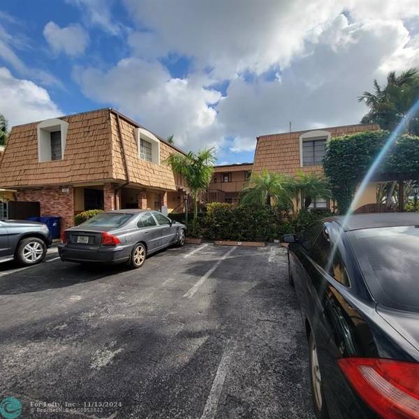 Fort Lauderdale, FL 33301,100 Isle Of Venice Dr  #16