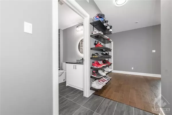 Barrhaven, ON K2J 6J3,615 LONGFIELDS DR #203