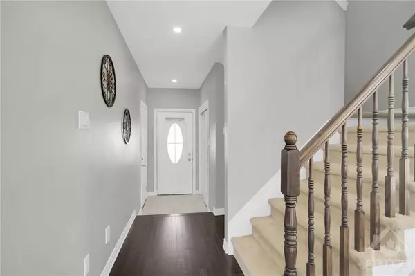 Barrhaven, ON K2J 5X1,411 MEADOWHAWK CRES