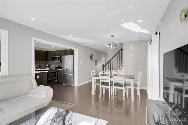 Barrhaven, ON K2J 5X1,411 MEADOWHAWK CRES