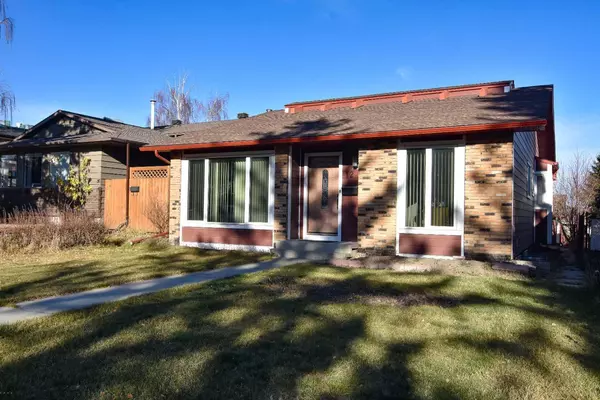 12 Bermuda CT NW, Calgary, AB T3K 1H3