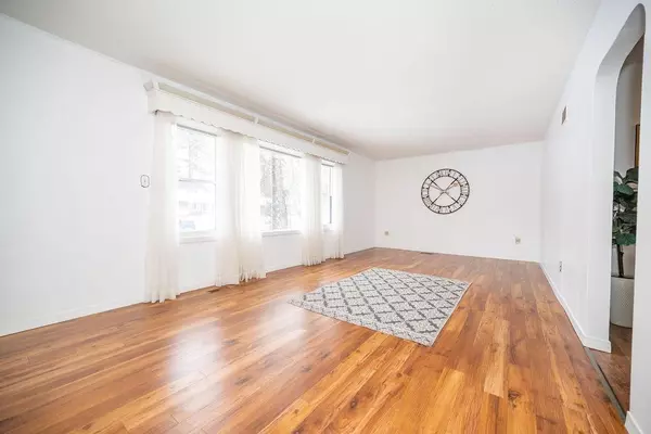 Deep River, ON K0J 1P0,36 THOMSON CRES