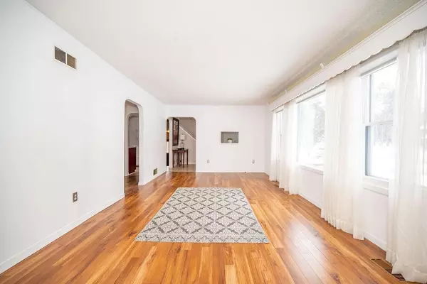 Deep River, ON K0J 1P0,36 THOMSON CRES