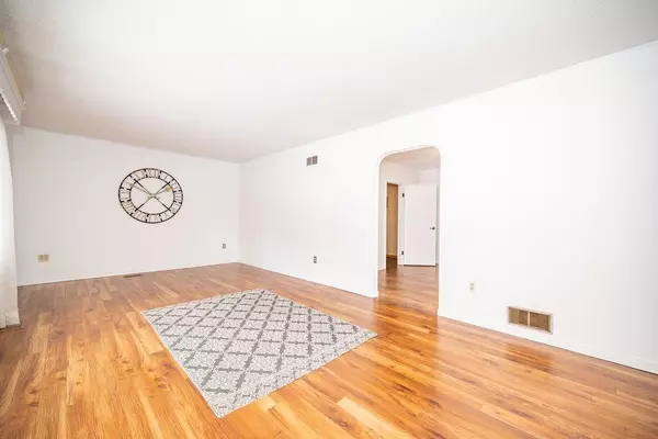 Deep River, ON K0J 1P0,36 THOMSON CRES