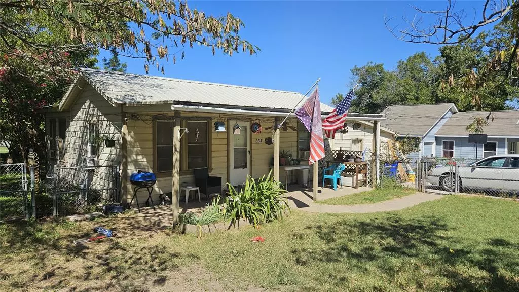 633 E Columbia Drive, Azle, TX 76020