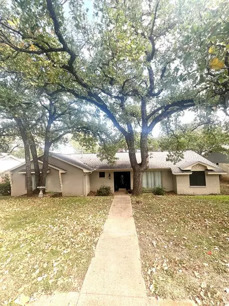 2852 Winterhaven Drive, Hurst, TX 76054