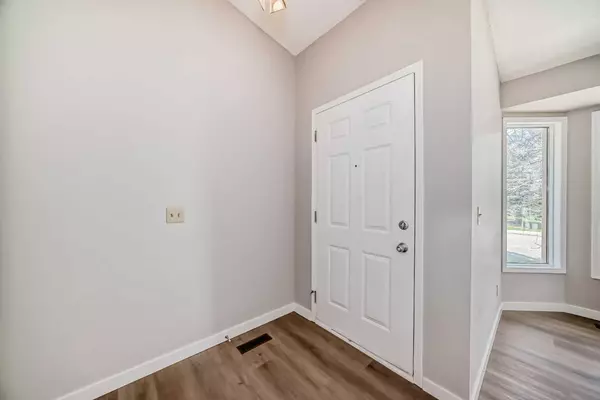 Calgary, AB T2X 3B7,157 Sundown PL SE