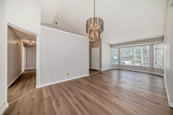 Calgary, AB T2X 3B7,157 Sundown PL SE