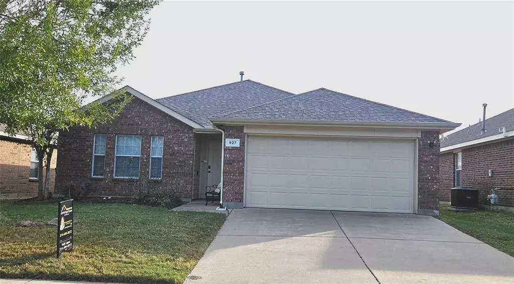 927 Pinebrook Drive, Grand Prairie, TX 75052