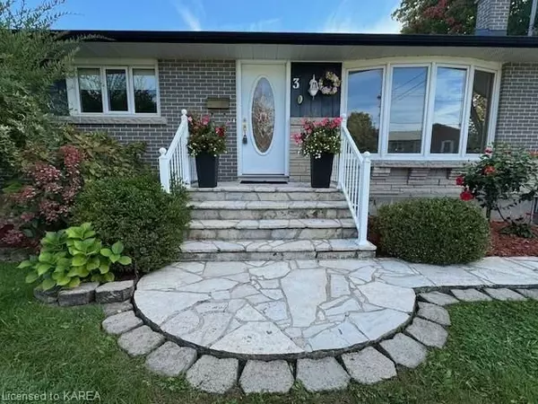 3 MORDEN CRES,  Loyalist,  ON K7N 1K1