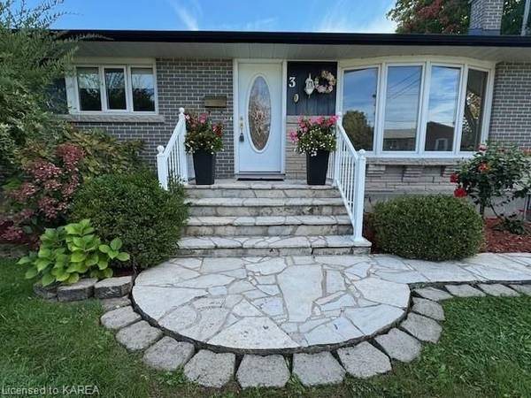 3 MORDEN CRES,  Loyalist,  ON K7N 1K1