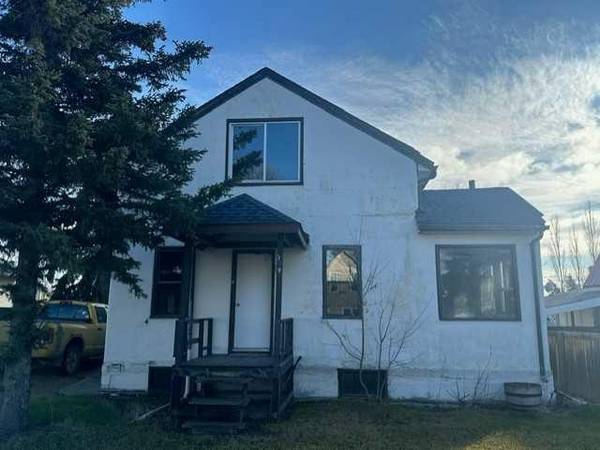 309 4 AVE East, Hanna, AB T0J 1P0