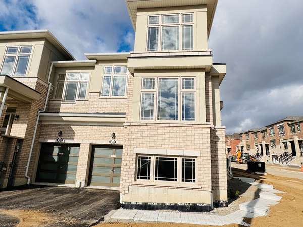 1032 Crowsnest HOLW, Pickering, ON L1X 0P6