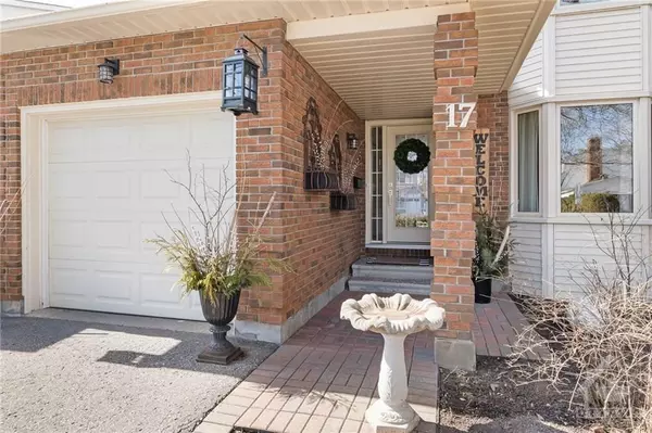 Barrhaven, ON K2J 1S2,17 OTTEN DR