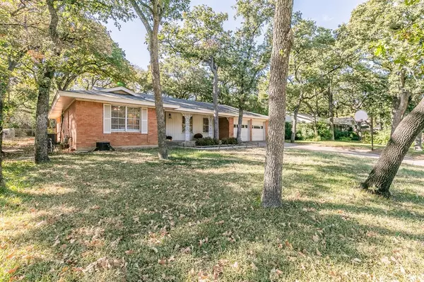 1504 Canterbury Circle, Fort Worth, TX 76112