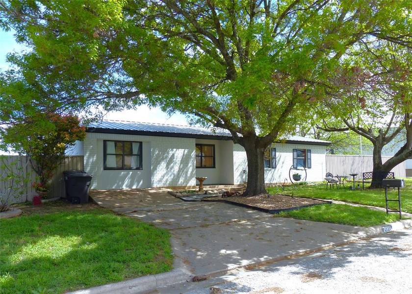 2001 S High, Brady, TX 76825