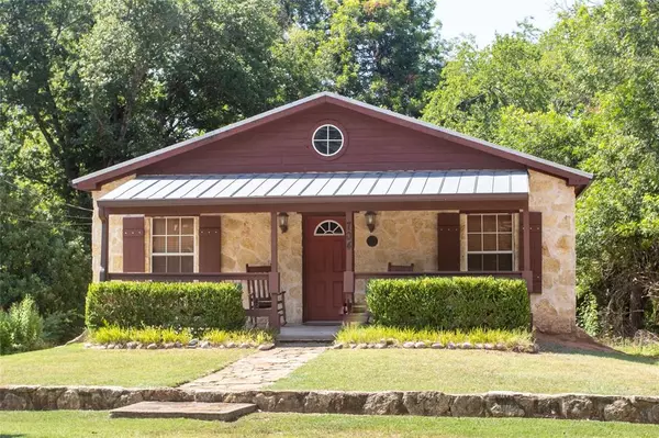 704 NE Barnard Street, Glen Rose, TX 76043