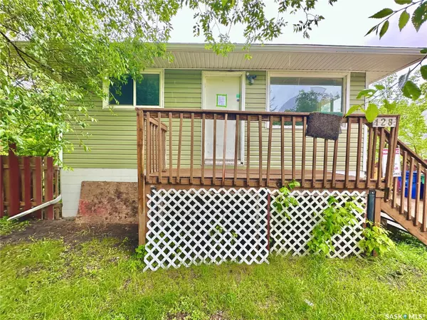 128 S AVENUE S, Saskatoon, SK S7M 2Z6