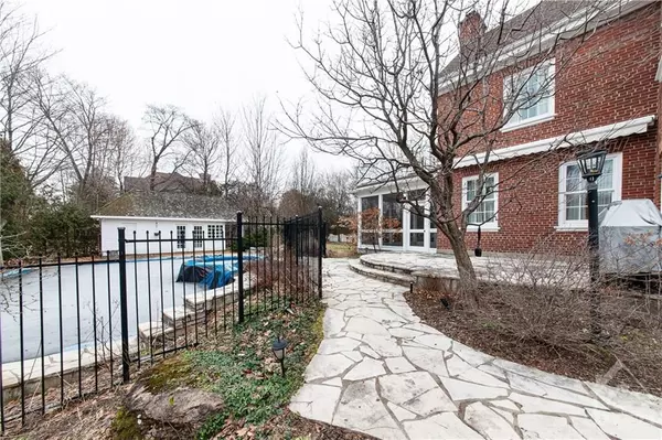 Rockcliffe Park, ON K1M 0J9,250 THOROLD RD