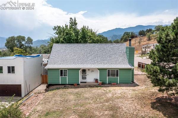 2523 W Monument ST, Colorado Springs, CO 80904