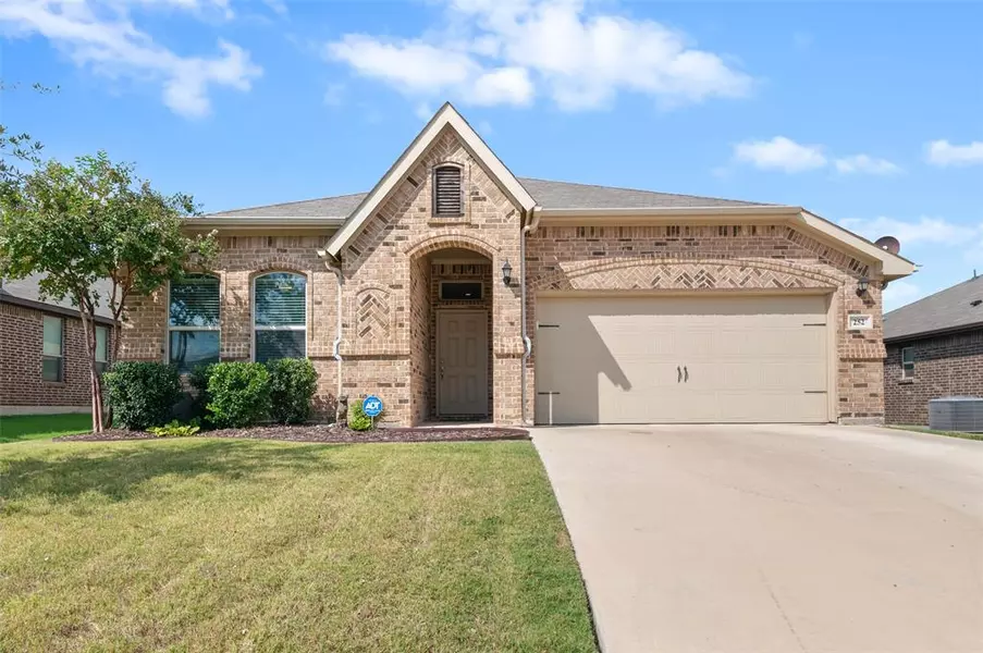 252 Cattlemans Trail, Saginaw, TX 76131