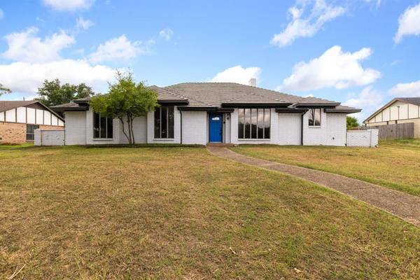 333 Creekwood Drive, Lancaster, TX 75146