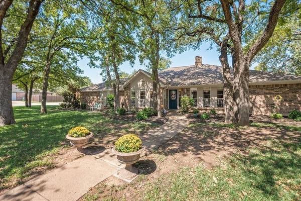 676 Highland Park Drive, Hurst, TX 76054