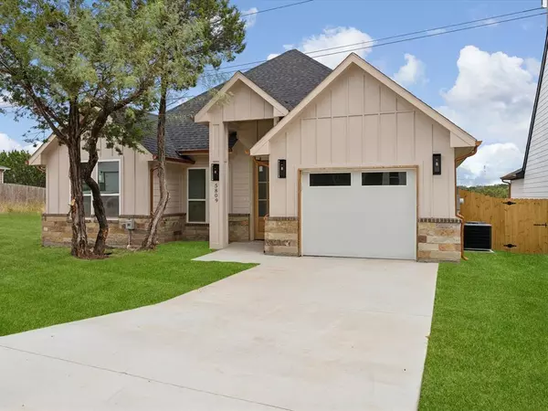 5809 Black Pine Circle, Granbury, TX 76048