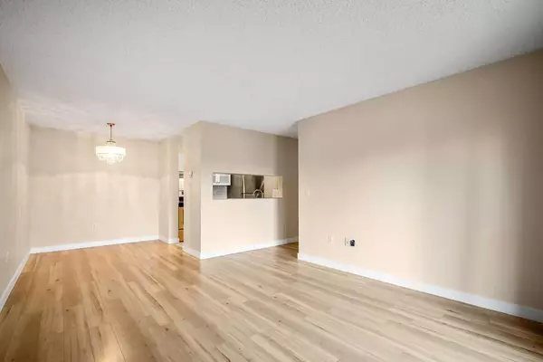 Calgary, AB T2B 3K3,20 Dover PT SE #218