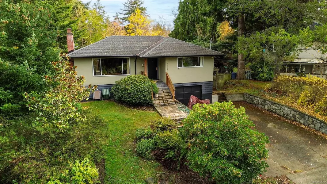 4228 Cedarglen Rd, Saanich, BC V8N 4N6