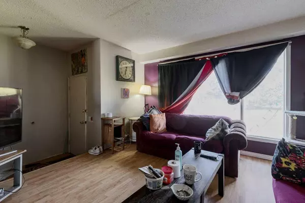 Calgary, AB T2W 6J3,7844 21A ST SE